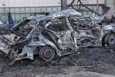 Araba bombardımandan zarar görmüş. Felaketler ve acil durumlar