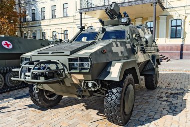 Kiev caddesinde Ukrayna zırhlı aracı. Askeri malzeme ve mühimmat.