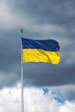 Ukrayna bayrağı rüzgarda dalgalanıyor. Semboller ve işaret