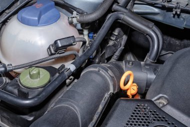 Soğutma deposu ve motor bölümünün diğer elementleri. Otomatik parçalar ve aksesuarlar