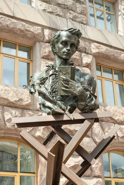 Busto Del Joven Taras Shevchenko Con Kobzar Pedestal Soldado Con Fotos De Stock Sin Royalties Gratis