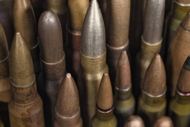 Makineli tüfekler ve tüfekler için cephane. Mermilerin görüntüsü. Cephane ve askeri teçhizat