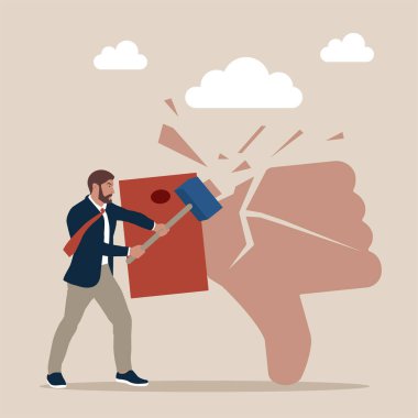 Sevmediğim başparmak işareti çatlaklar aşağı vurmak çekiç tutan işadamı.