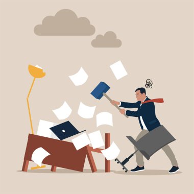 Sinirli iş adamı çekiçle bilgisayarı kırmaya çalışıyor. Bilgisayar sorunu yüzünden hayal kırıklığı ve kaos ya da teknik arıza, aşırı çalışma ya da hayal kırıklığından kaynaklanan stres ya da endişe ya da hata konsepti