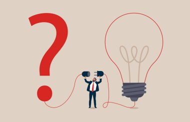 İş adamı soru işaretini ampul çözeltisine bağlar. Çözüm sorunu çözmek, zor soruya veya yaratıcılık fikrine veya yeniliğe cevap vermek iş dünyasının başarısına ve liderliğin zorlukların üstesinden gelmesine yardımcı olur.