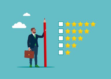  Yıldız geribildirimini değerlendirmek için elinde kalem tutan düşünceli bir iş adamı. Hizmeti, performans derecesini ya da müşteri değerlendirmesini değerlendir. Değerlendirme veya memnuniyet geri bildirimi.