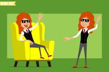 Çizgi film düz komik, kırmızı kravatlı, iş elbiseli, kızıl saçlı kız karakteri. Çocuk yumuşak sandalyede dinleniyor ve merhaba işareti yapıyor. Animasyon için hazır. Yeşil arka planda izole edilmiş. Vektör seti.