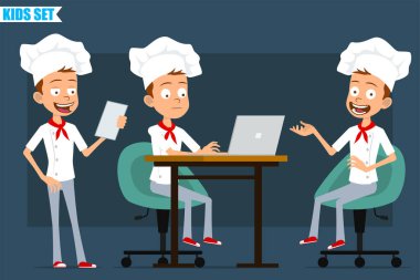 Çizgi film düz komik aşçı çocuk karakteri beyaz üniformalı ve fırıncı şapkalı. Çocuk dizüstü bilgisayarda çalışıyor ve menü notlarını okuyor. Animasyon için hazır. Mavi arka planda izole edilmiş. Vektör seti.