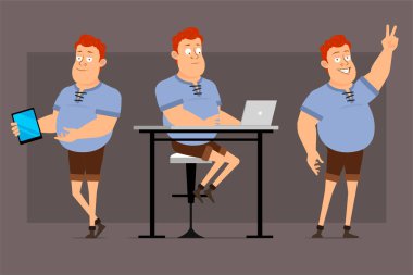 Çizgi film düz komik, kızıl saçlı, mavi tişörtlü şişman çocuk. Canlandırmaya hazırız. Çocuk dizüstü bilgisayarla çalışıyor ve akıllı telefonla oynuyor. Gri arka planda izole edilmiş. Büyük vektör simgesi kümesi.