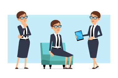 Çizgi film düz komik iş koçu mavi takım elbiseli ve gözlüklü kadın karakter. Animasyon için hazır. Kız gibi düşün, kanepeye uzan ve yeni akıllı tablet göster. Mavi arka planda izole edilmiş. Vektör seti.