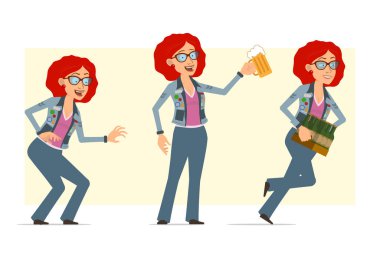 Çizgi film düz komik kızıl saçlı, gözlüklü ve kot ceketli hippi kadın karakter. Animasyon için hazır. Bira şişeleriyle koşan ve elinde bira bardağı tutan bir kız. Sarı arka planda izole edilmiş. Vektör seti.