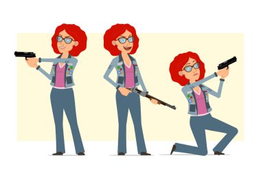 Çizgi film düz komik kızıl saçlı, gözlüklü ve kot ceketli hippi kadın karakter. Animasyon için hazır. Diz çöküp tabanca ve tüfekle ateş eden bir kız. Sarı arka planda izole edilmiş. Vektör seti.