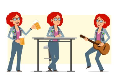 Çizgi film düz komik kızıl saçlı, gözlüklü ve kot ceketli hippi kadın karakter. Animasyon için hazır. Gitarla oynayan ve elinde bira bardakları tutan bir kız. Sarı arka planda izole edilmiş. Vektör seti.