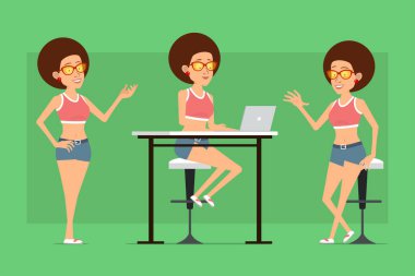 Çizgi film düz komik spor kadın karakter gömlek, kot şort ve güneş gözlüğü. Animasyon için hazır. Fotoğrafta poz veren, dinlenen ve dizüstü bilgisayarda çalışan bir kız. Yeşil arka planda izole edilmiş. Vektör seti.