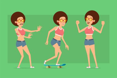 Çizgi film düz komik spor kadın karakter gömlek, kot şort ve güneş gözlüğü. Animasyon için hazır. Kız korkmuş, kaykaya biniyor ve kaslarını gösteriyor. Yeşil arka planda izole edilmiş. Vektör seti.