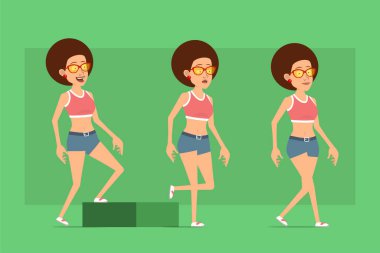 Çizgi film düz komik spor kadın karakter gömlek, kot şort ve güneş gözlüğü. Animasyon için hazır. Başarılı, yorgun kız hedefine doğru yürüyor. Yeşil arka planda izole edilmiş. Vektör seti.
