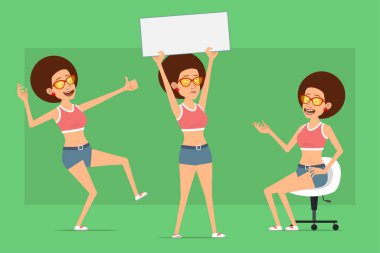 Çizgi film düz komik spor kadın karakter gömlek, kot şort ve güneş gözlüğü. Animasyon için hazır. Kız işaret veriyor ve boş tabela tutuyor. Yeşil arka planda izole edilmiş. Vektör seti.