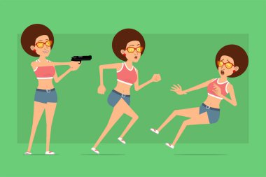 Çizgi film düz komik spor kadın karakter gömlek, kot şort ve güneş gözlüğü. Animasyon için hazır. Silahtan ateş eden, koşan ve düşen bir kız. Yeşil arka planda izole edilmiş. Vektör seti.