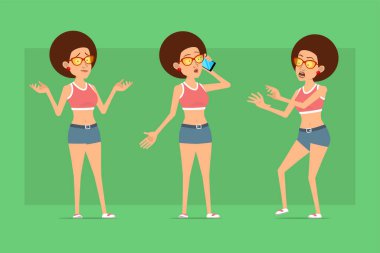 Çizgi film düz komik spor kadın karakter gömlek, kot şort ve güneş gözlüğü. Animasyon için hazır. Kız yanlış anlamış, korkmuş ve telefonda konuşuyor. Yeşil arka planda izole edilmiş. Vektör seti.
