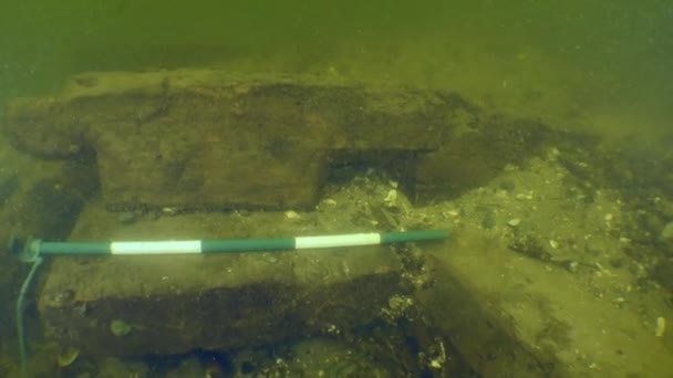 Badania archeologiczne starożytnego drewnianego statku Kozaków w Dnieprze. — Wideo stockowe