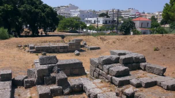 Resti di antichi edifici tra la moderna città greca. Rodi, Grecia. — Video Stock