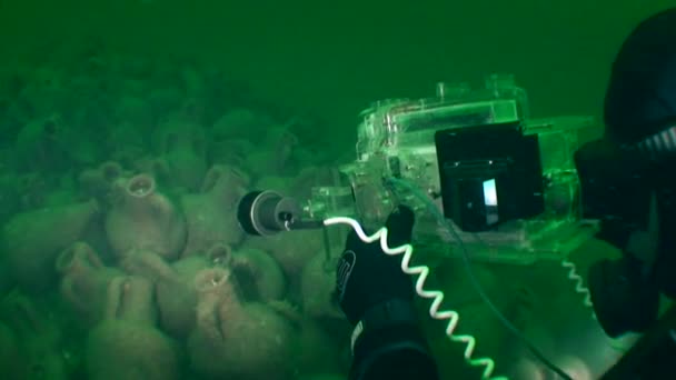 Arqueologia subaquática: gravação de vídeo de artefatos em um navio grego antigo afundado. — Vídeo de Stock
