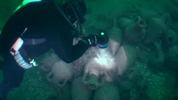 Undervattensarkeologi: dykare på det sjunkna forntida skeppet. — Stockvideo