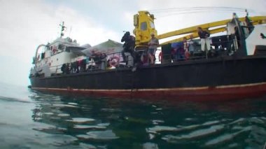 Dalgıç gemiden suya atlar.