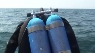 Teknik dalgıç gemiden suya atlar..