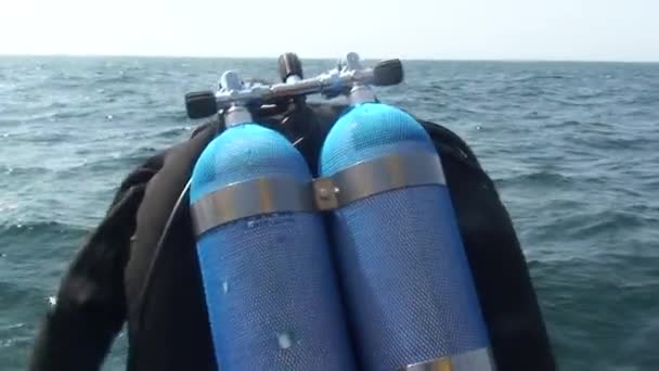 Technický potápěč skočí z lodi do vody. — Stock video
