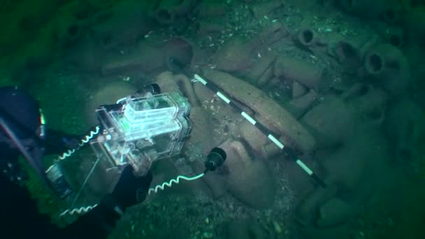 Underwater archeology: video recording of artifacts on a sunken antique Greek ship. — Stock Video