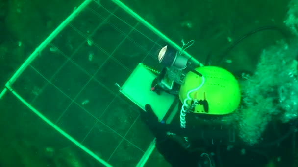 Archeologia podwodna: szkicowanie obiektu za pomocą specjalnego narzędzia. — Wideo stockowe