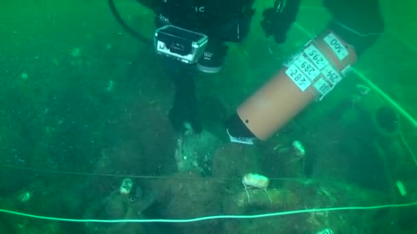 Υποβρύχια αρχαιολογία: σήμανση αντικείμενα σε ένα βυθισμένο πλοίο αντίκες. — Αρχείο Βίντεο