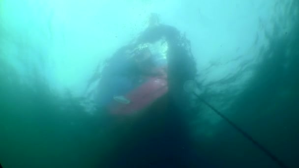 Kapal yang digarap, pandangan bawah melalui permukaan laut. — Stok Video