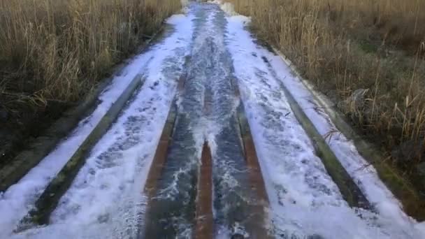 Špinavá voda teče z potrubí. — Stock video
