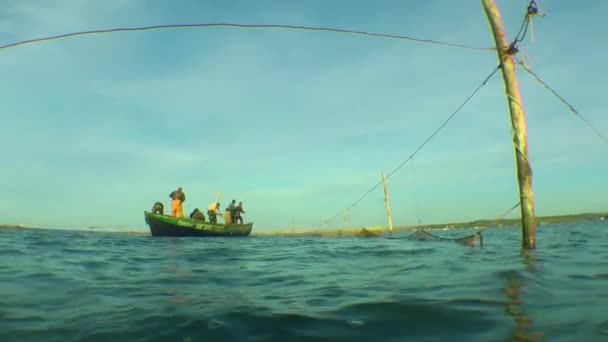 O trabalho dos pescadores profissionais. Pesca marítima tradicional. — Vídeo de Stock