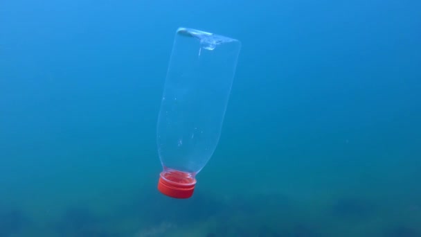Poluição plástica: garrafa de PVC afunda lentamente para o fundo. — Vídeo de Stock