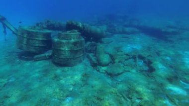 Sualtı antropojenik manzarası: Akdeniz 'de kırık bir iskele.
