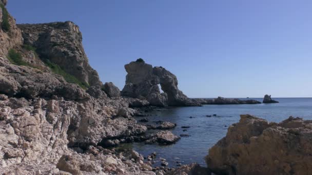 Paisaje marino mediterráneo, extraños acantilados costeros de origen volcánico alrededor de una tranquila bahía. — Vídeo de stock