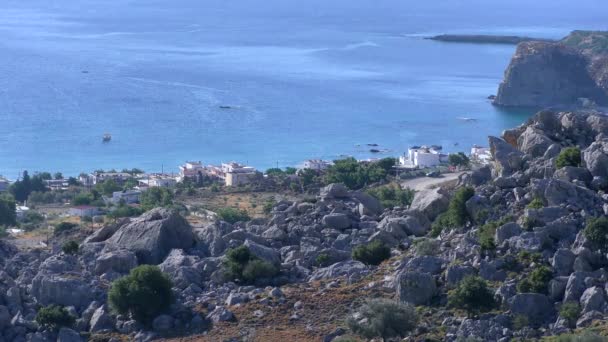 Mare Mediterraneo, promontorio roccioso e isola dall'alto della cresta costiera. Rodi, Stegna. — Video Stock