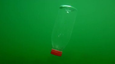 Denizin plastik kirliliği: PVC şişesi yavaşça dibe batıyor.