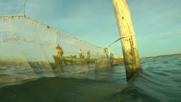 Pêche traditionnelle en mer. Le travail des pêcheurs professionnels. — Video