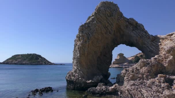 地中海の風景 アーチの形で岩 ロードス ステグナ — ストック動画