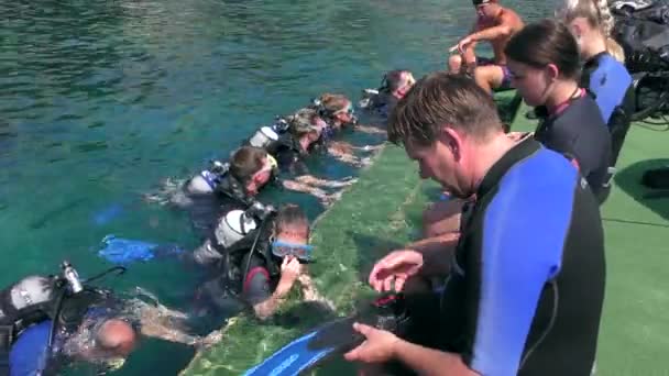 Studenti Potápěčského Centra Provádějí Cvičení Vodě Okraji Plovoucí Plošiny — Stock video