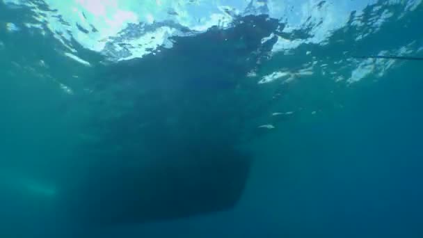 Tauchboot Auf Der Wasseroberfläche Kamera Steigt Langsam Auf Und Überquert — Stockvideo