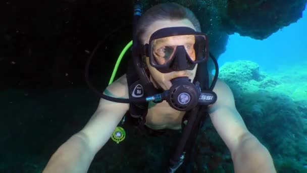 潜水员从洞里游了出来 环顾四周 前视镜 — 图库视频影像