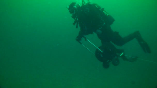 Arqueología Submarina Buceador Desenrolla Una Las Cuerdas Que Marcan Sitio — Vídeos de Stock