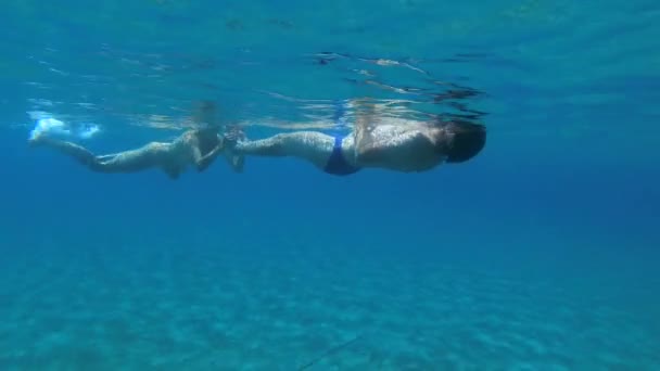 Молодий Чоловік Жінка Плавають Над Неглибоким Піщаним Морем Жінка Штовхає — стокове відео