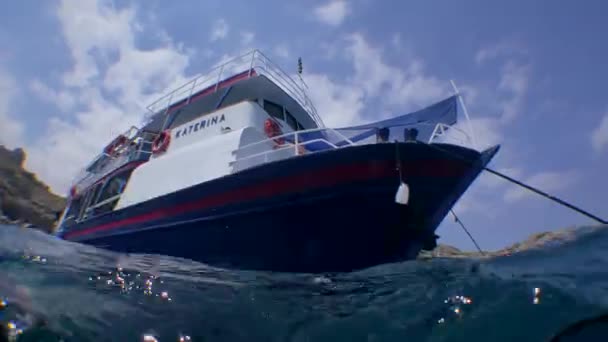 Immersione Barca Sulla Superficie Dell Acqua Poi Fotocamera Abbassa Lentamente — Video Stock