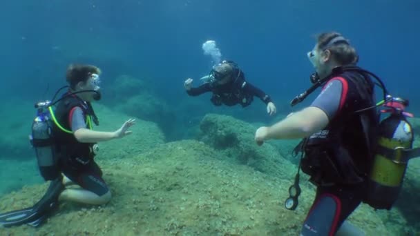 Diving Training Diving Instructor Conducts Practical Exercises Bottom Family Group — Video Stock